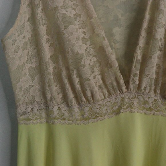 Vintage 50s/60s floral lace nightgown by Saramae Size 10/12 - Picture 4 of 11